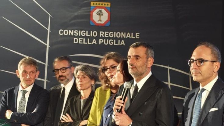 Sanità ed emergenza idrica, Decaro vara la chat WhatsApp per i compiti agli assessori