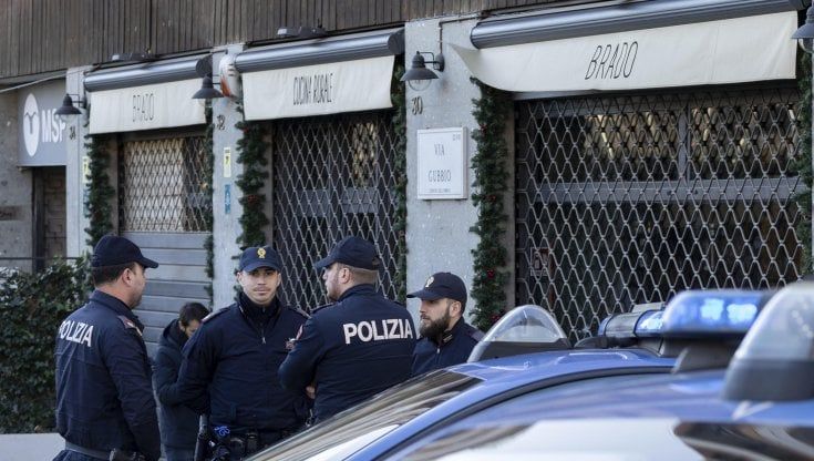 "Dopo aver sparato a Martina è tornato con la pistola. Ci siamo buttati sotto ai tavoli". Il racconto dellla testimone