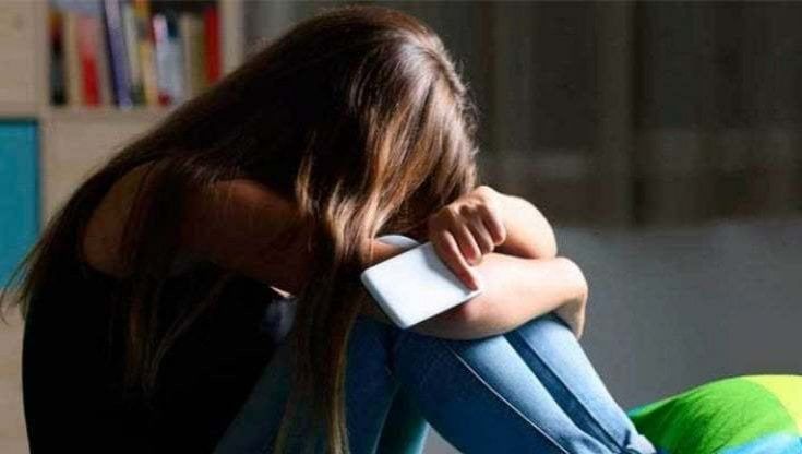 Revenge porn: 17enne tappezza paese con foto della ex 13enne