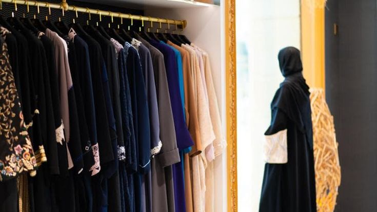 La disfida dell’abaya: Parigi la vieta a scuola ma per le musulmane è un abito alla moda