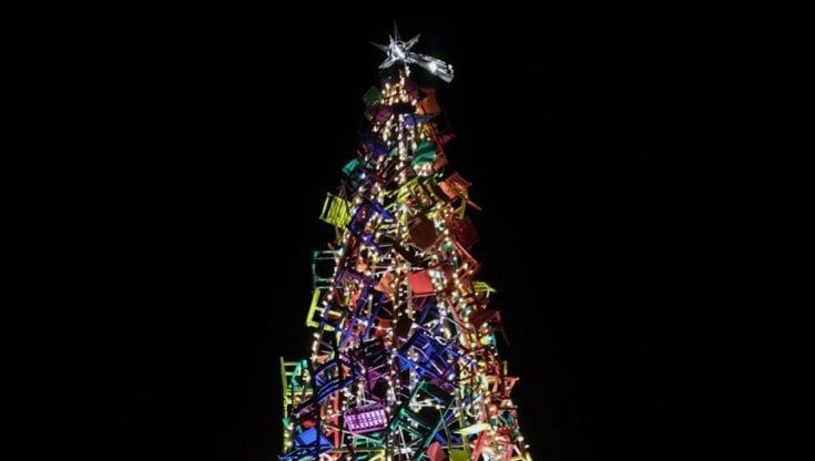 Un albero di sedie arcobaleno, a Marsala il Natale è contro le discriminazioni