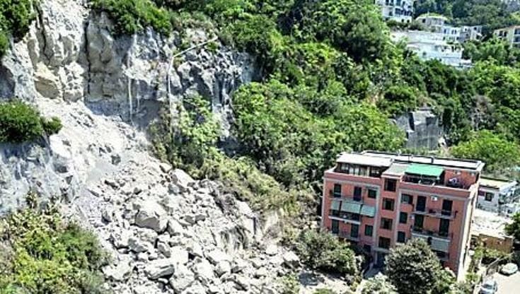 Campi Flegrei, costoni a rischio: la Procura apre un’inchiesta sulla mancata messa in sicurezza