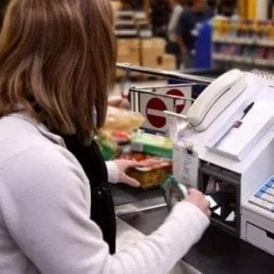 Il lavoro che non paga tra stipendi da fame e contratti precari: centomila giovani via dall’Italia