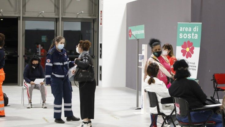 Guida ai vaccini in Emilia-Romagna: mappa dei centri, tipi di vaccino e categorie, orari, numeri utili e prenotazioni