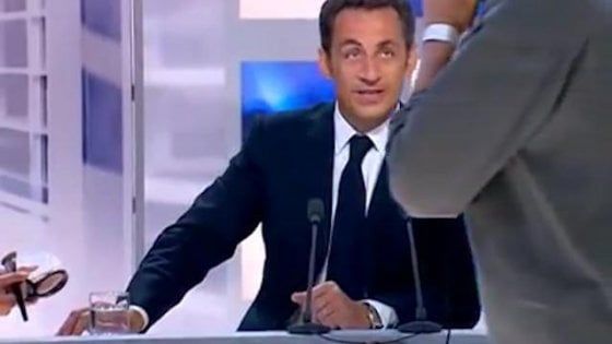 Lo scivolone di Sarkozy in tv: associa la parola "scimmie" a "negri"