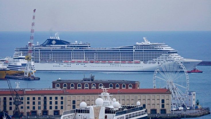 Si lancia in mare dalla nave da crociera dopo una lite con la fidanzata: ventenne illeso, è un membro dell'equipaggio