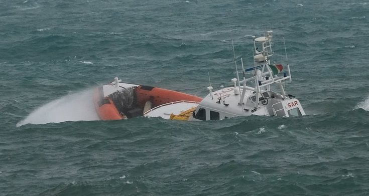 Genova, la motovedetta nella tempesta, le foto spettacolari