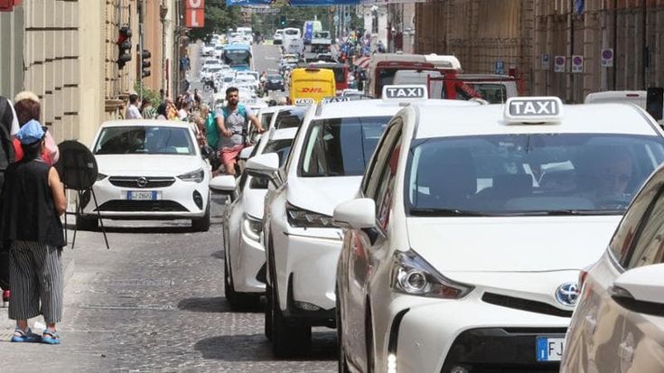 Accoltella alla gola il tassista che chiede i soldi della corsa e si ferisce a una gamba: arrestato