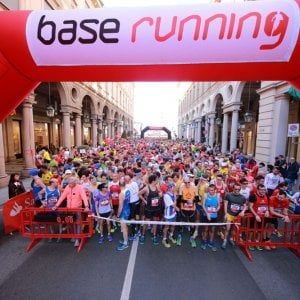 Torino, più di ottomila runner alla partenza della Mezza maratona Santander