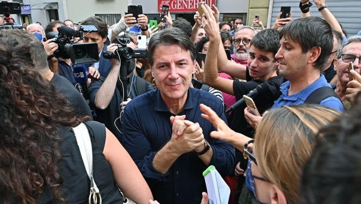 Conte, blitz in periferia: “Non esiste il voto utile, c’è solo quello giusto”
