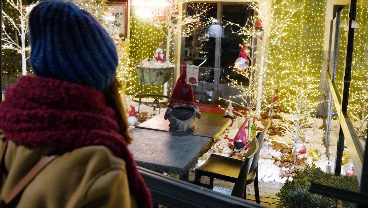 Nuovo Dpcm Natale, coprifuoco alle 22: a rischio il cenone della vigilia. Vietati gli spostamenti tra regioni