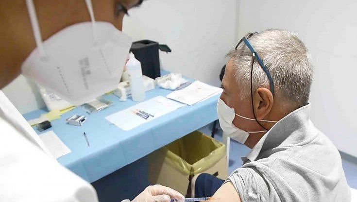 Domande e risposte: i fragili e poi gli over 80, si parte con la terza dose. Gli scienziati: non è per tutti
