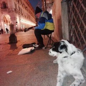 Il cantautore Esma offre thé e biscotti ai clochard a ogni condivisione del suo pezzo