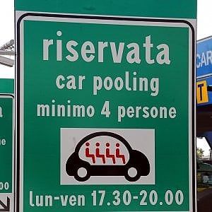 Milano prova il "car pooling": parcheggi gratis per chi condivide l'auto