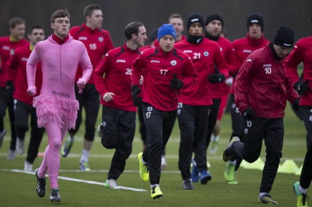 Calcio, allenamento in tut&ugrave;: punizione esemplare in Scozia
