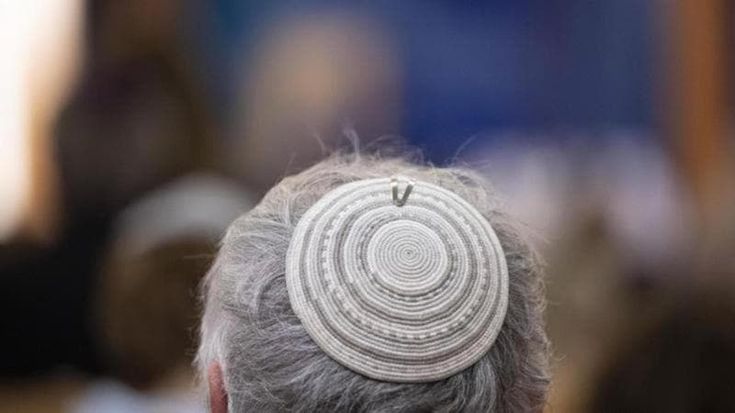 Antisemitismo, aumentano odio online e aggressioni: “Non si può più portare la kippah in strada”