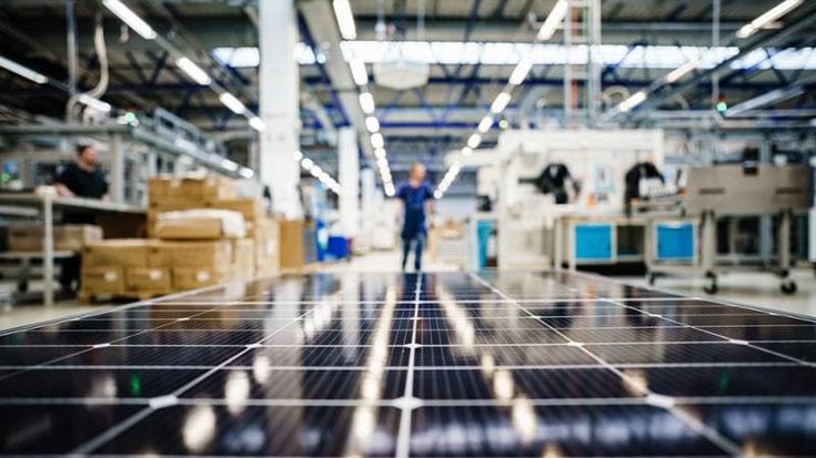 Istat, produzione industriale ancora in affanno: -1% a ottobre. Bene solo l’energia