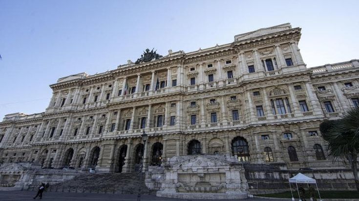 Genitori contro bamboccioni, l’ultima guerra tra generazioni: “Non si può mantenerli a vita”