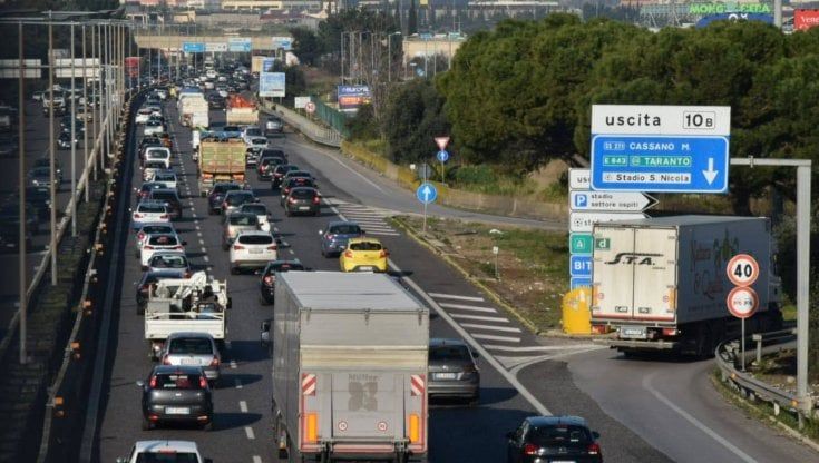 Bari, lunedì mattina d'inferno in tangenziale: lunghe code e un tamponamento a catena con un ferito lieve