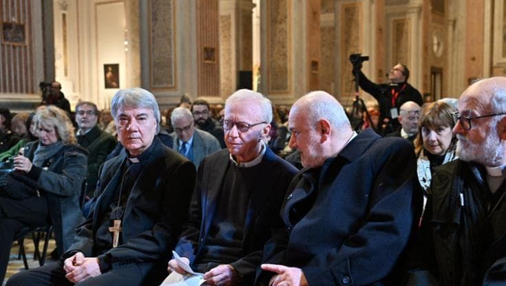 Folla nella basilica di San Giovanni Maggiore per David Grossman