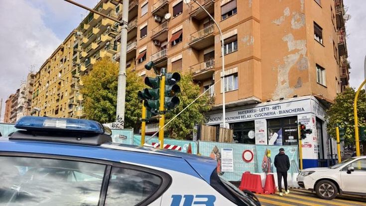 Torpignattara, lite nel condominio: accoltellato al viso un uomo di 28 anni