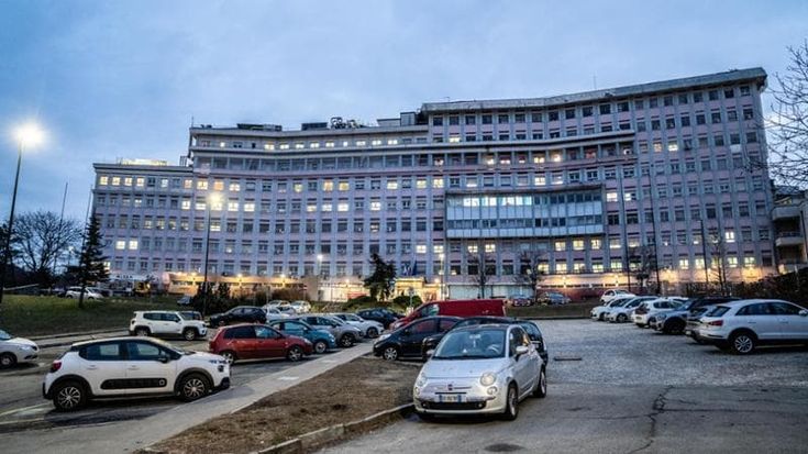 Neonato caduto con la madre, il piccolo Riccardo non ce l’ha fatta. Dubbi sul volo dalle scale