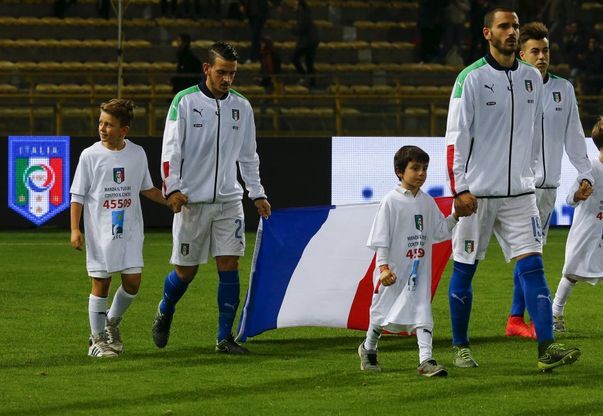 Italia-Romania, azzurri in campo con la bandiera francese