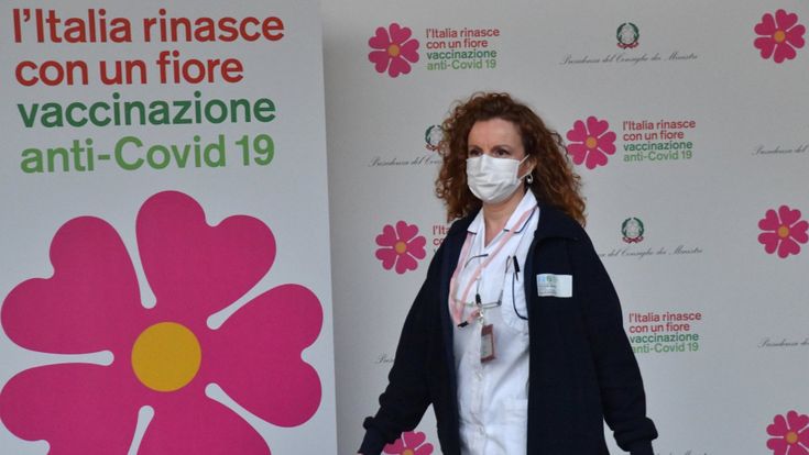 Il racconto del V-Day. "Noi, vaccinati": ecco i pionieri della speranza