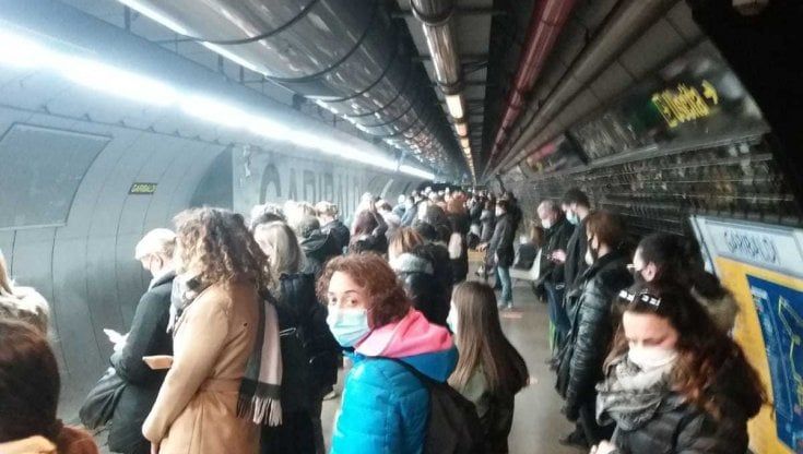 Linea 1 Napoli, folla in attesa del treno