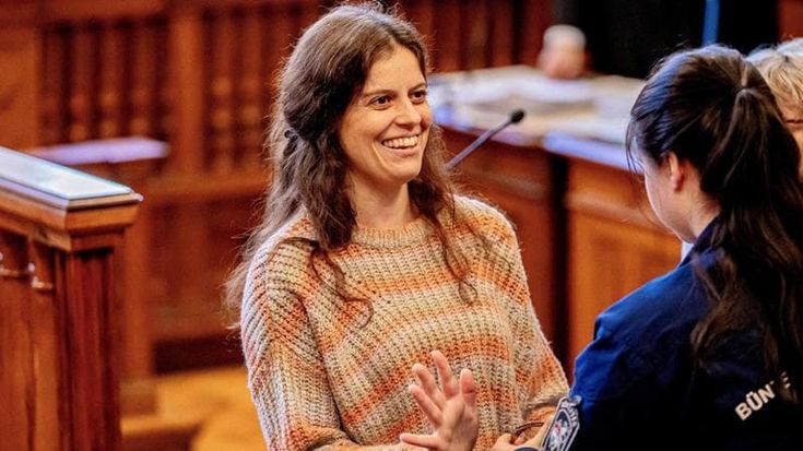 Ilaria Salis, udienza anticipata a marzo. Nordio ai familiari: “Sui domiciliari avete perso un anno”. Ma pesano i ritardi dell’Italia, le minacce e il sistema giudiziario ungherese
