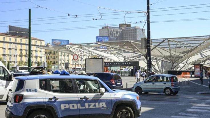 Ragazza violentata a Napoli: la polizia sequestra gli abiti per il Dna