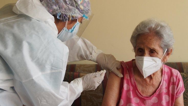 Covid, per proteggere gli anziani Londra pensa al vaccino obbligatorio per medici e infermieri