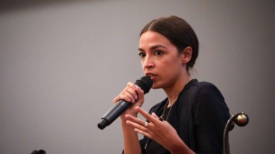 Alexandria Ocasio-Cortez, il volto nuovo che infiamma i giovani: "Se non cambiamo Trump vincerà"