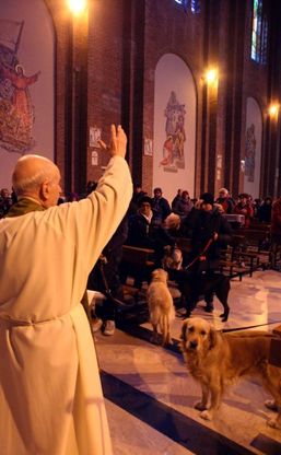 Savona, in chiesa cani e gatti<br />per la benedizione degli animali
