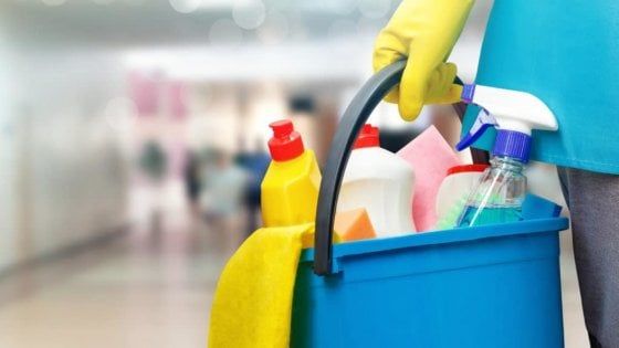 "Pagati sette euro lordi l'ora": gli addetti delle imprese di pulizia protestano