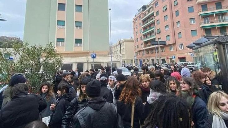 Violenza nei bagni di una scuola, manifestano anche Pertini e Klee Barabino