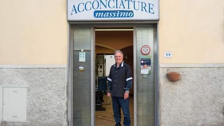 Addio Acconciature Massimo, chiude lo storico barbiere di Lastra a Signa