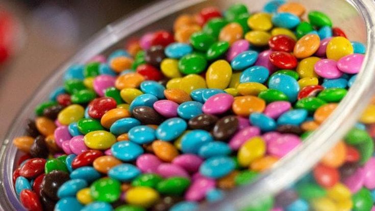 Nestlé elimina i coloranti artificiali da tutti i suoi prodotti: “La svolta entro la fine dell’anno”
