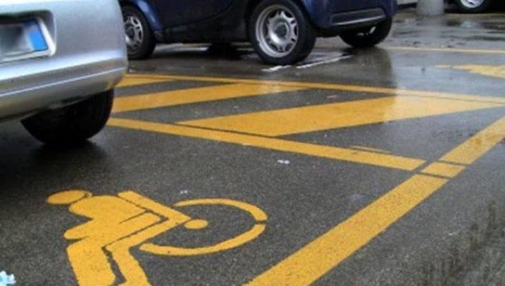 Parma, i furbetti della sosta che rubano il posto ai disabili. Anmic: "Stufi di dover fare rinunce"