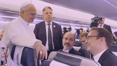 Papa Leone in volo con i giornalisti: "Blocco di Trump alla Casa Bianca? Qui siete tutti benvenuti"