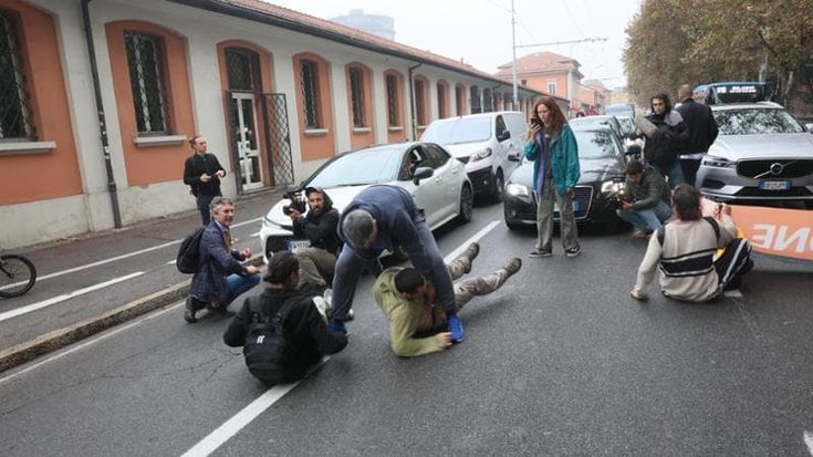 Ultima generazione blocca il traffico a Bologna: “Serve un fondo per le vittime dell’alluvione”. Tensione con gli automobilisti, arriva la polizia