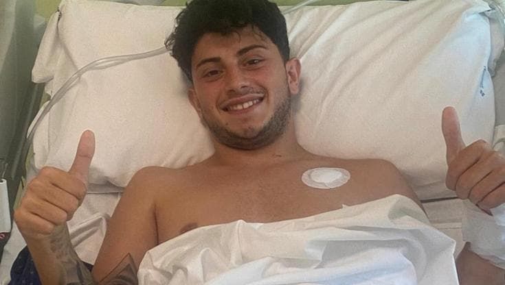 Napoli, Bruno torna a sorridere: la foto in ospedale del giovane calciatore ferito