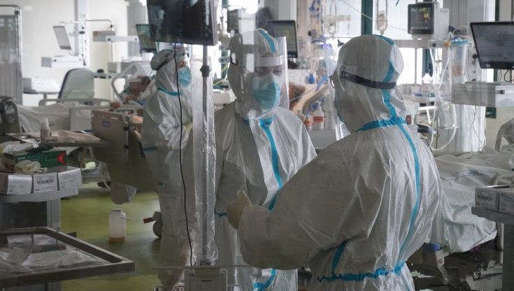 Due medici al lavoro in Rianimazione rifiutano il vaccino: Asl di Brindisi li mette in ferie forzate. Rischiano trasferimenti e sanzioni 