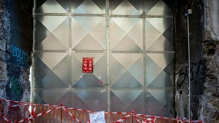 Napoli, una discoteca senza autorizzazioni sigilli a una sala da 200 mq nell’ex Ospedale militare