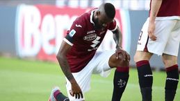 Calcio, Nkoulou segna e si inginocchia per Floyd: il gesto del camerunense contro il razzismo