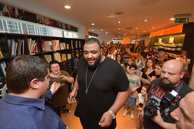 Sergio Sylvestre, a Bari l'abbraccio del 'Big Boy' ai fan 