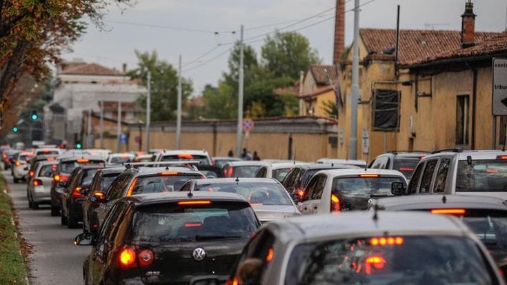 Traffico a Bologna: passiamo sei giorni all’anno in auto. Ed ecco quale è il giorno peggiore per le code