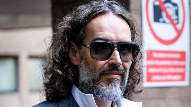 Russell Brand in tribunale a Londra, al via il processo per stupro