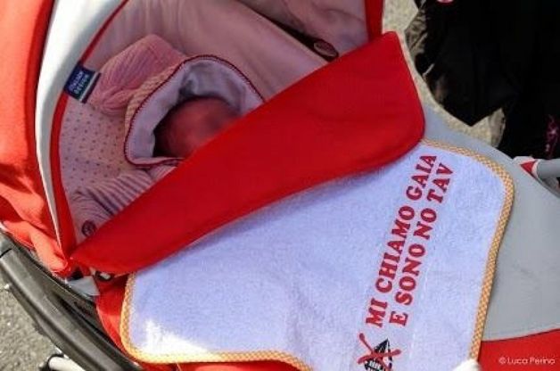 Neonata in corteo col "bavaglino militante", lo sdegno su Facebook