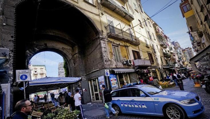 Napoli, 15enne ferito a colpi di pistola per una spinta: “Se vuoi spararmi, sparami...”